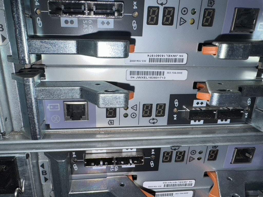 EMC SAE 100-562-712 Array Enclosure w/ 2x PWS 2x 6Gb SAS Controller 303-104-000E